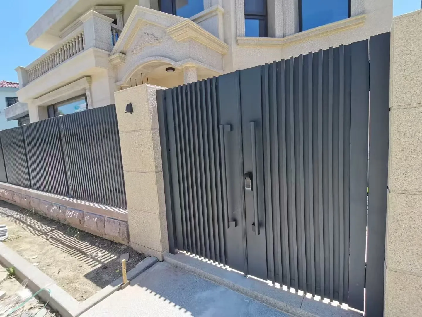 Integrated aluminum fence and gate system