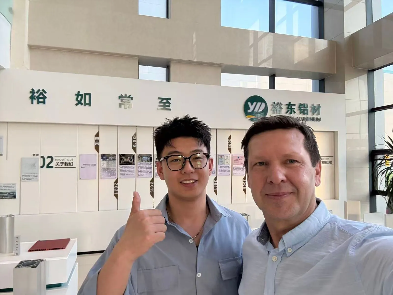 International customers inspecting aluminum samples