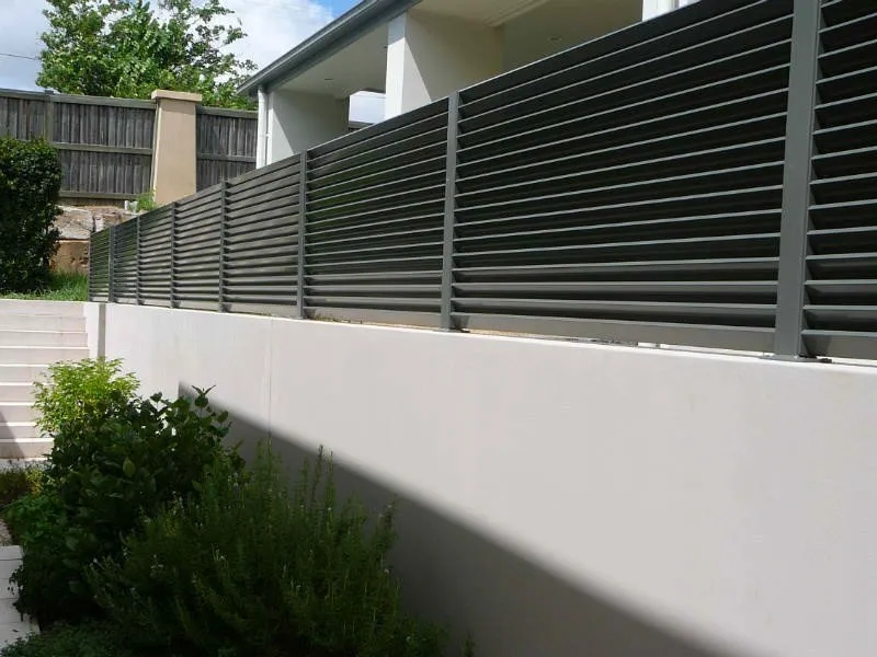 Horizontal slat aluminum privacy fence