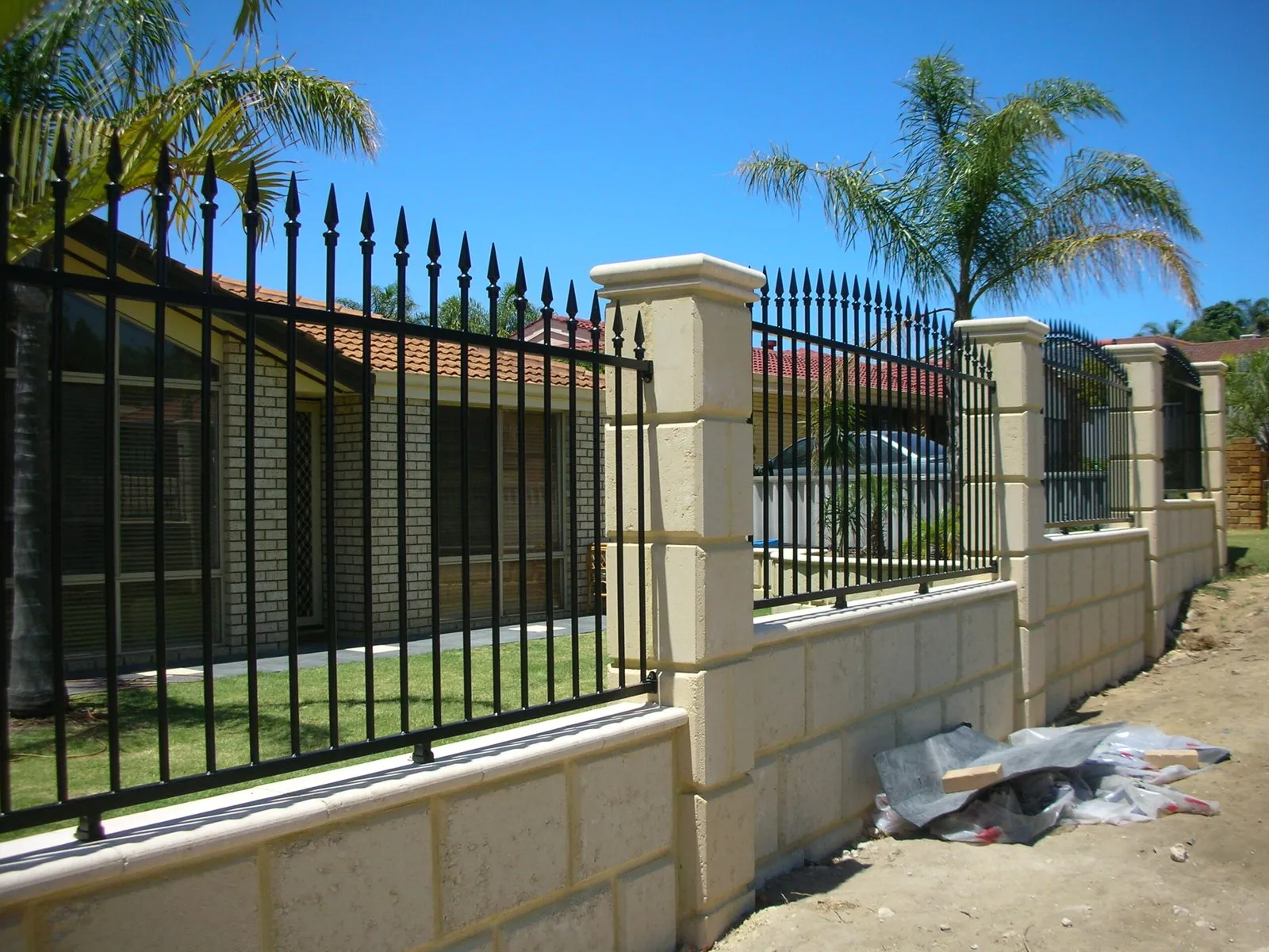 Heavy-duty security aluminum fence